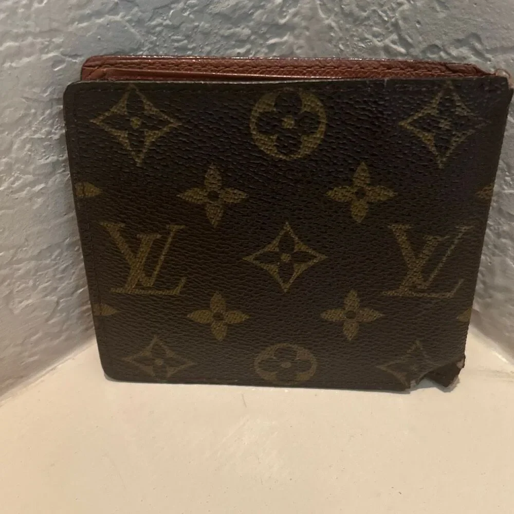 Louis Vuitton Men’s Bifold Wallet Brown Classic Monogram Print Cardholder